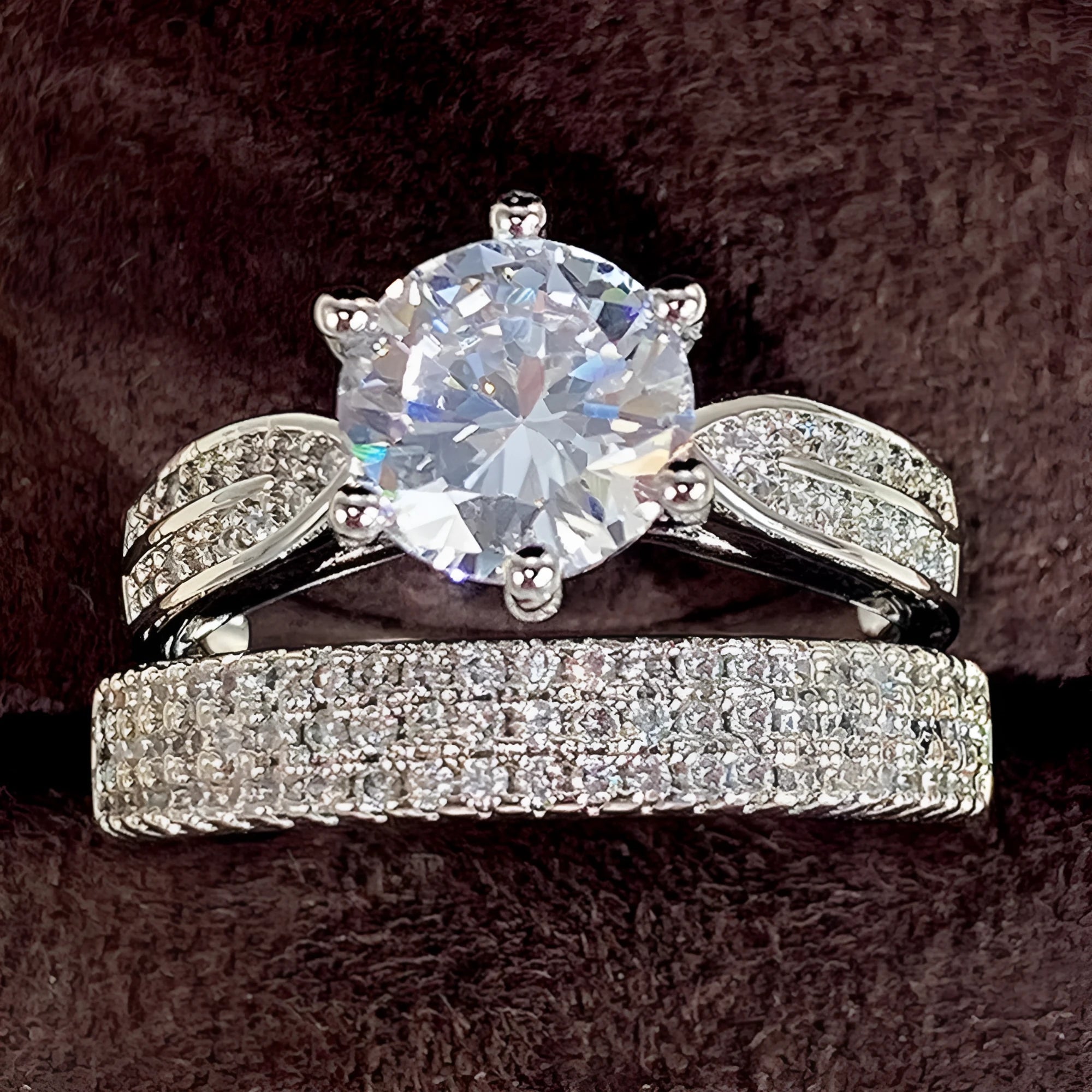 White gold colour alloy wedding ring with geometry round design showing simple bracelet styling