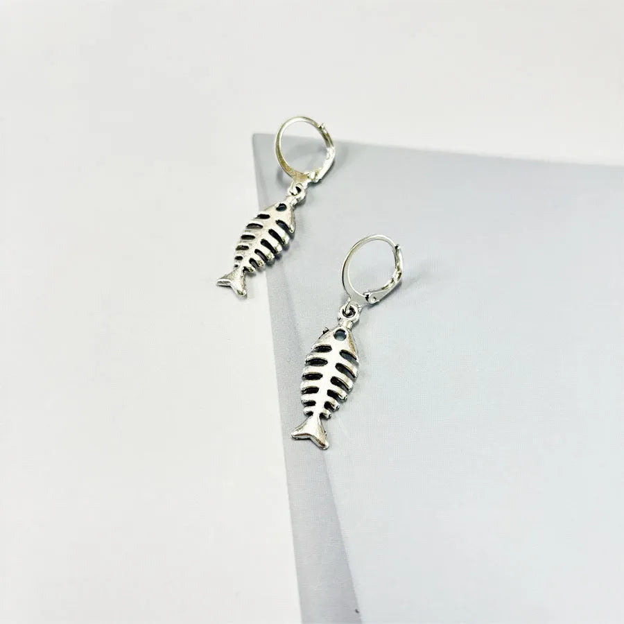 Women's retro-style fishbone pendant necklace and matching earrings set on an O-shaped chain.