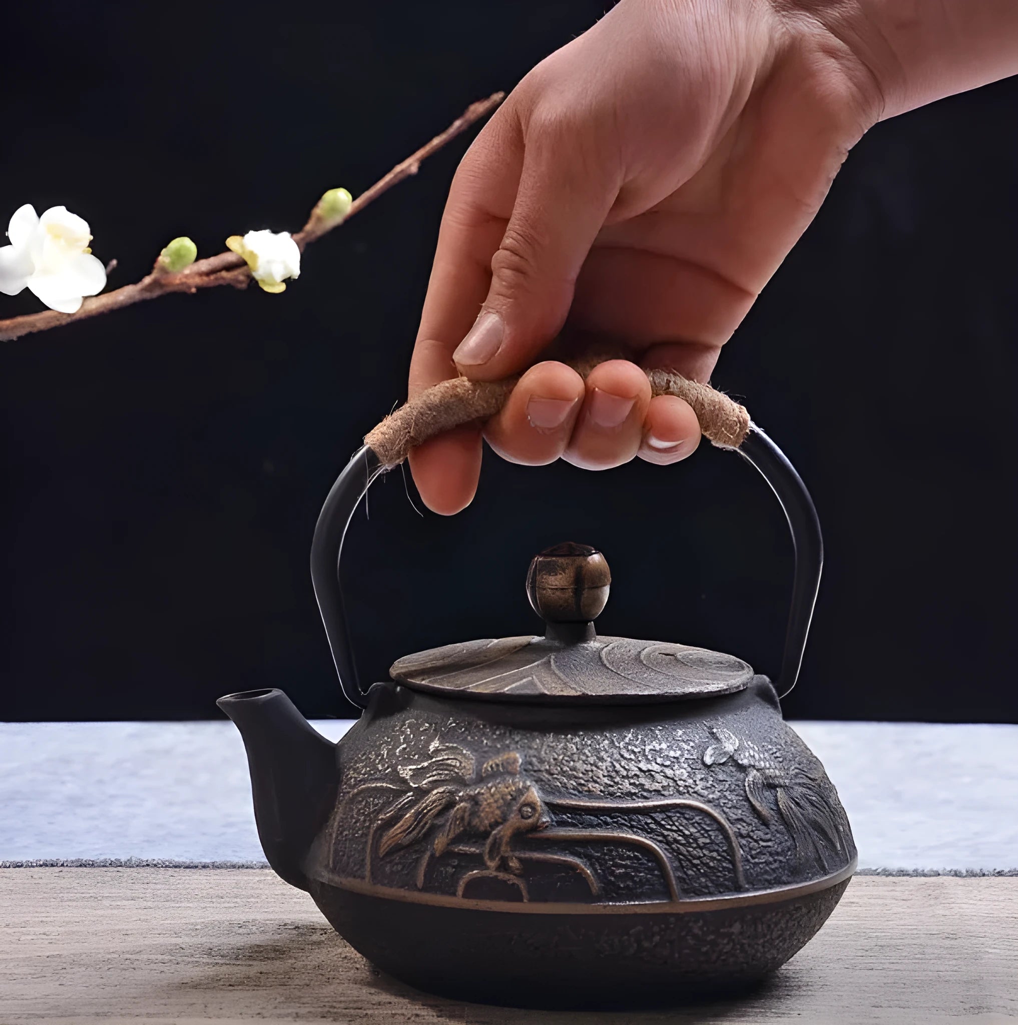 0.9L cast iron teapot with Japanese-style fish pattern in bronze finish