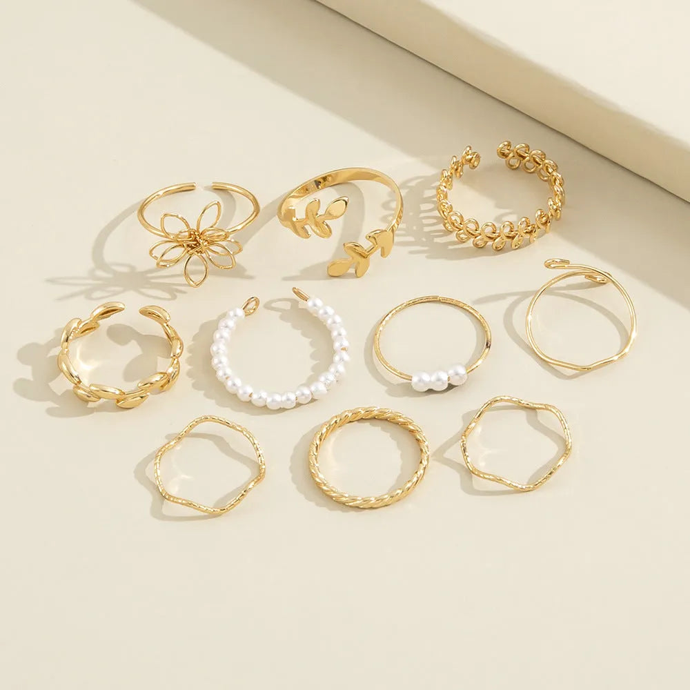 Women's gold coloured openwork flower ring with glossy electroplated finish