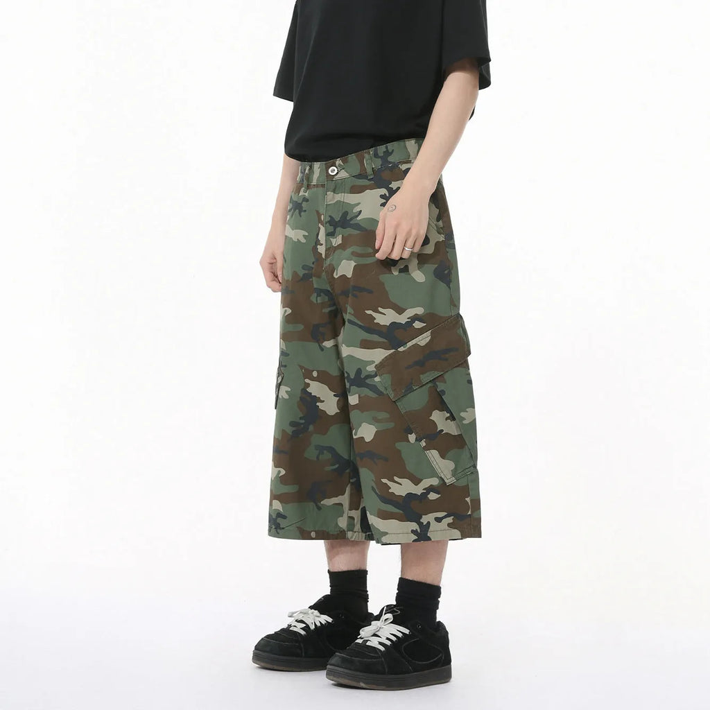 Men's camouflage wide-leg jeans with large side pockets and cropped length