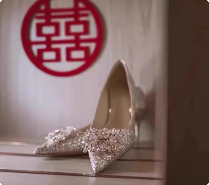 Xiuhe champagne bridal shoes with rhinestone flower pattern, pointed toe, and fine heel.