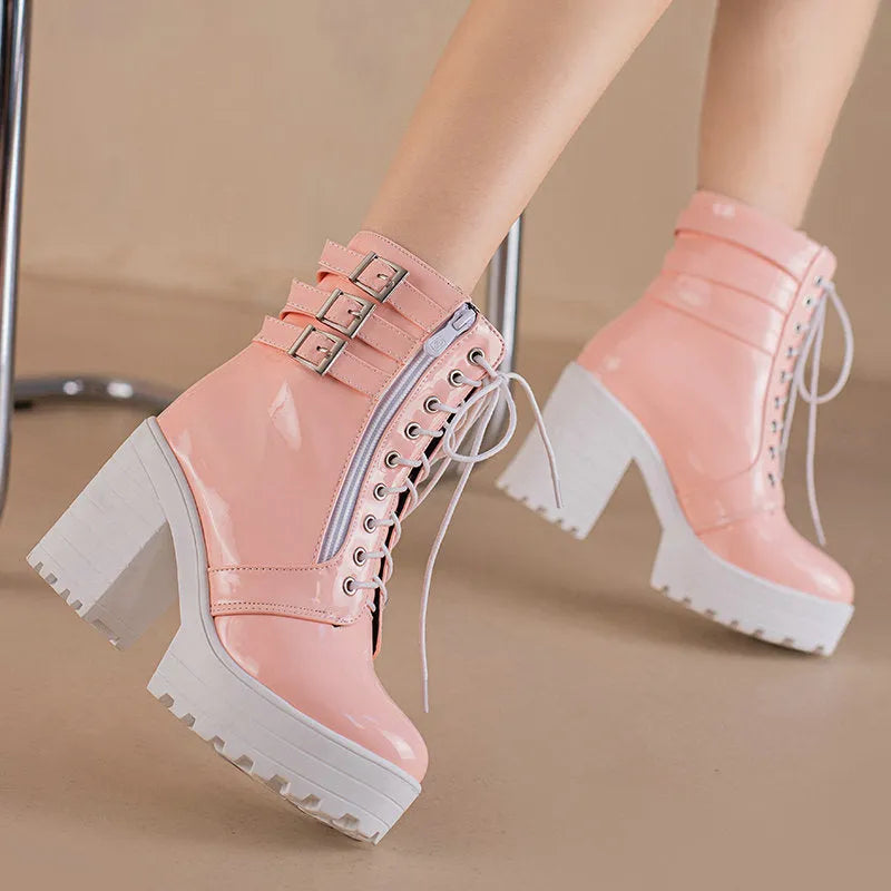 Women's black thick-heeled short boots with front lace-up and round toe.