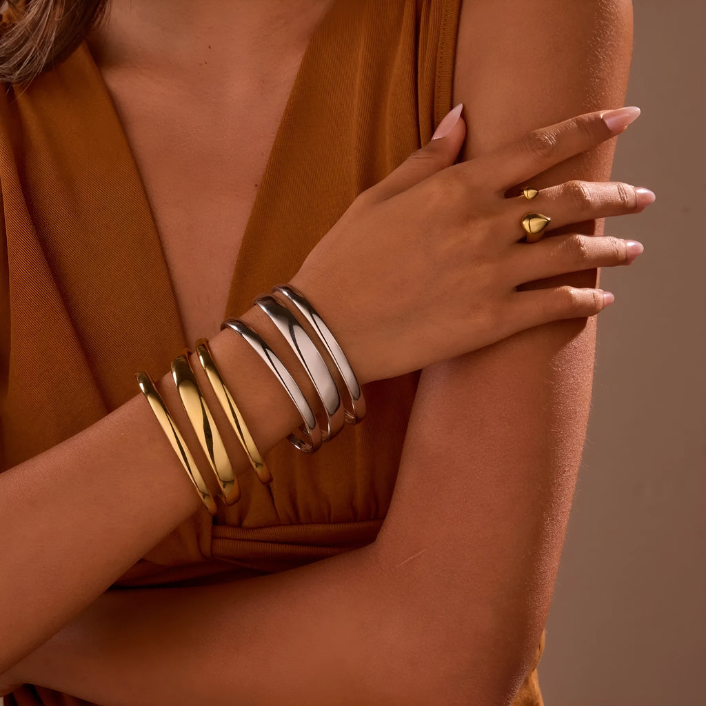 Stainless steel women's bracelet with geometric lines and simple opening clasp in gold or steel finish