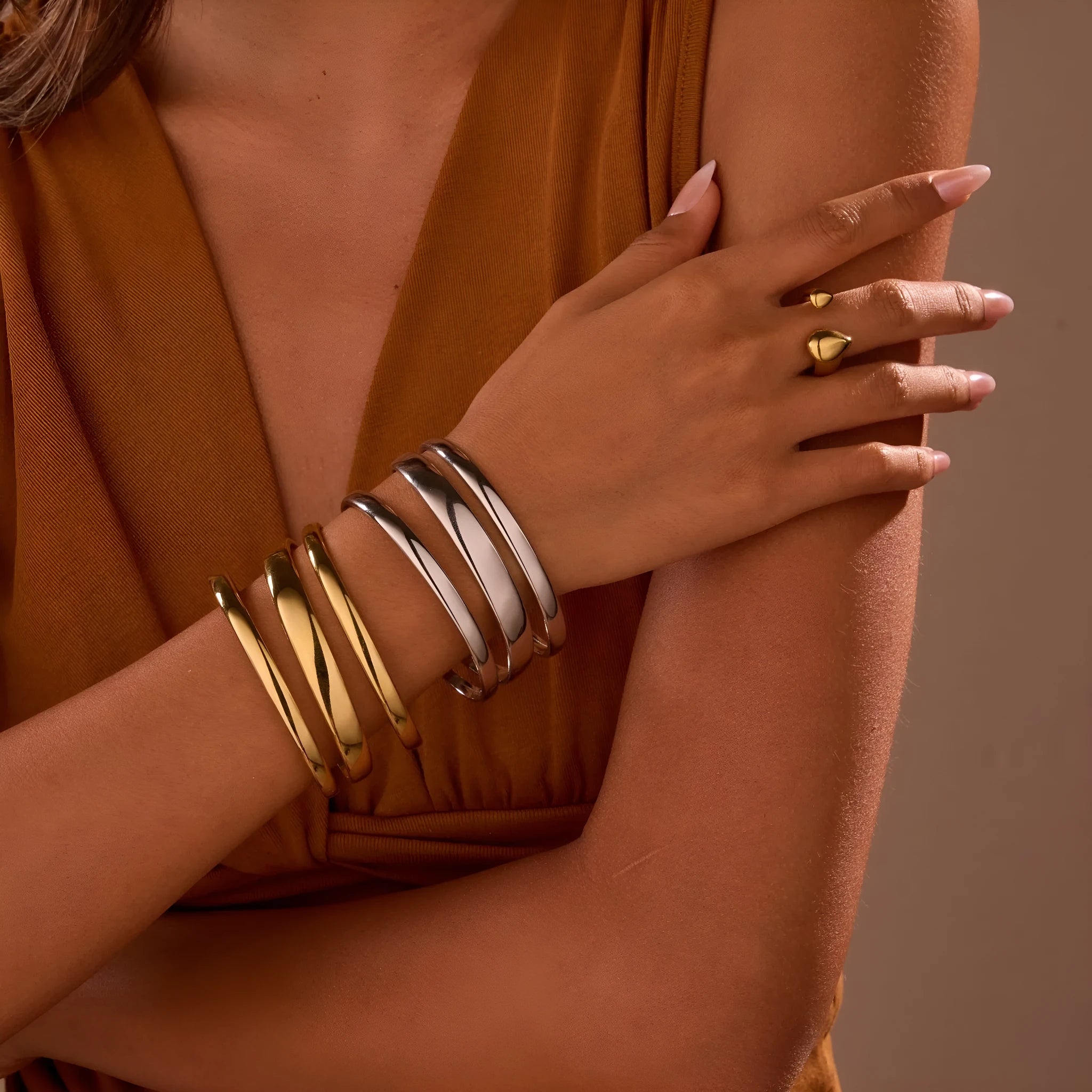 Stainless steel women's bracelet with geometric lines and simple opening clasp in gold or steel finish