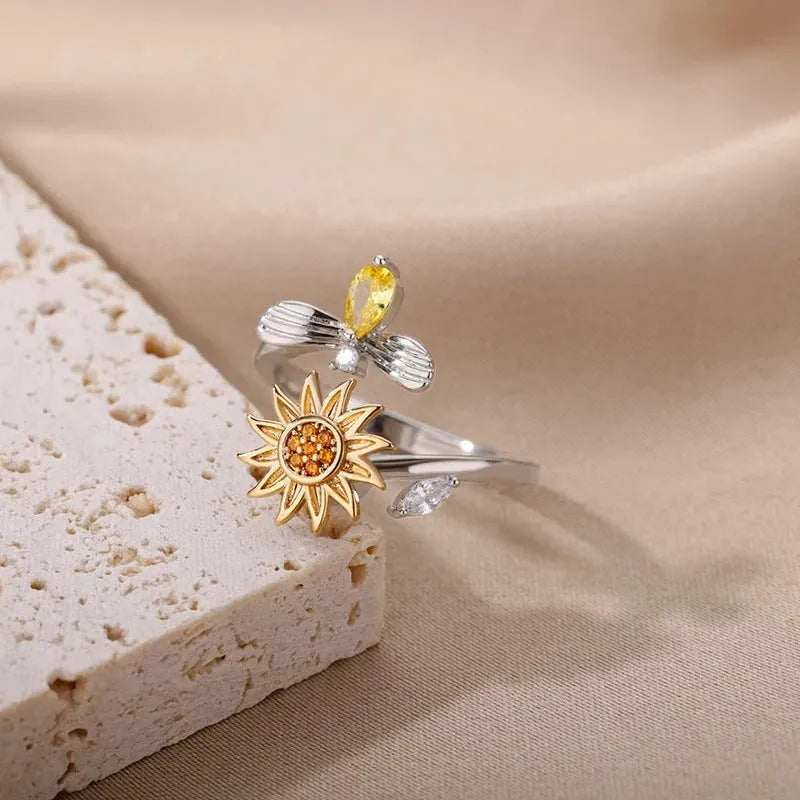 Adjustable copper decompression ring with rotatable geometric design in gold colour
