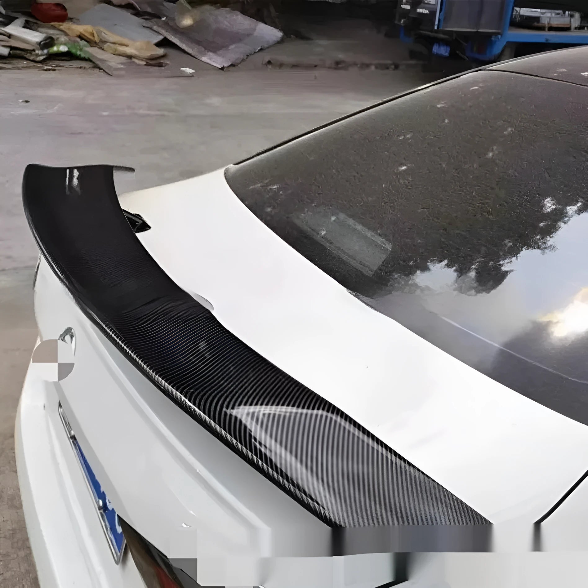Universal car punch-free tail wing spoiler in ABS plastic on a vehicle