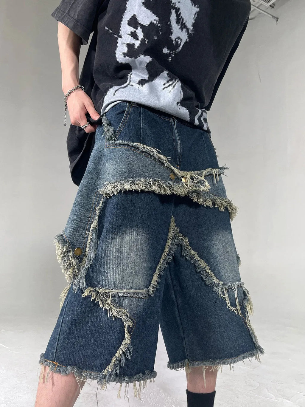 Blue retro denim shorts with frayed five-pointed star design and loose fit for men