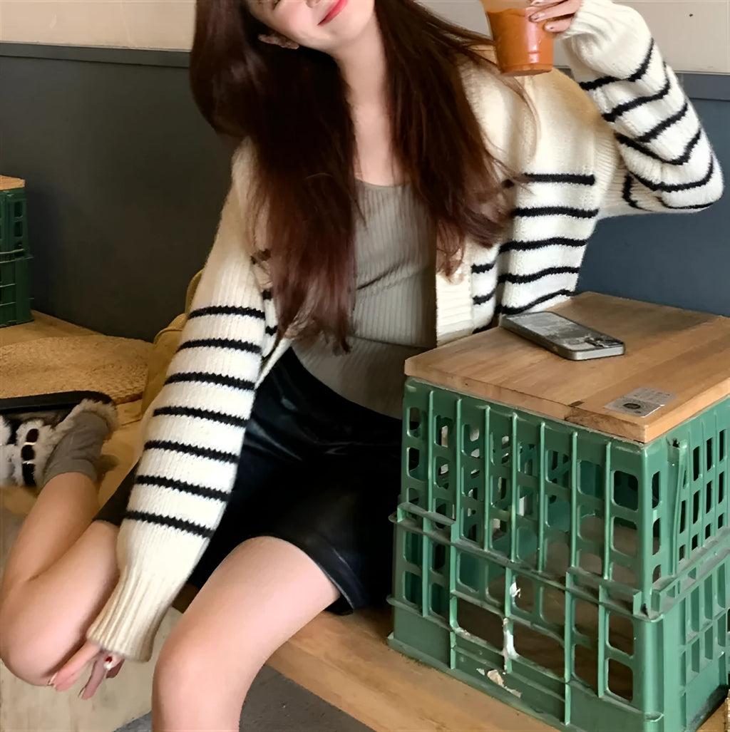 Collar button cardigan sweater with 3D pattern in a free size for autumn.