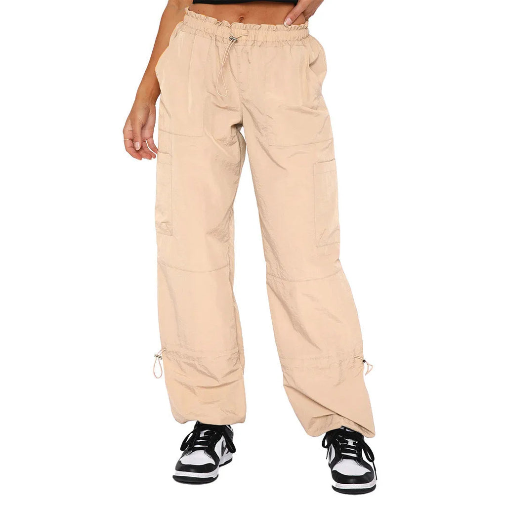 Loose-fit straight-leg cargo casual pants in khaki colour with multiple pockets.