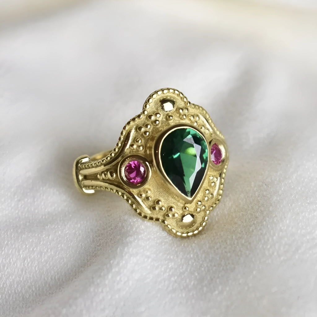 Women's geometric ring in electroplated golden lvzuan colour on alloy, ins style design
