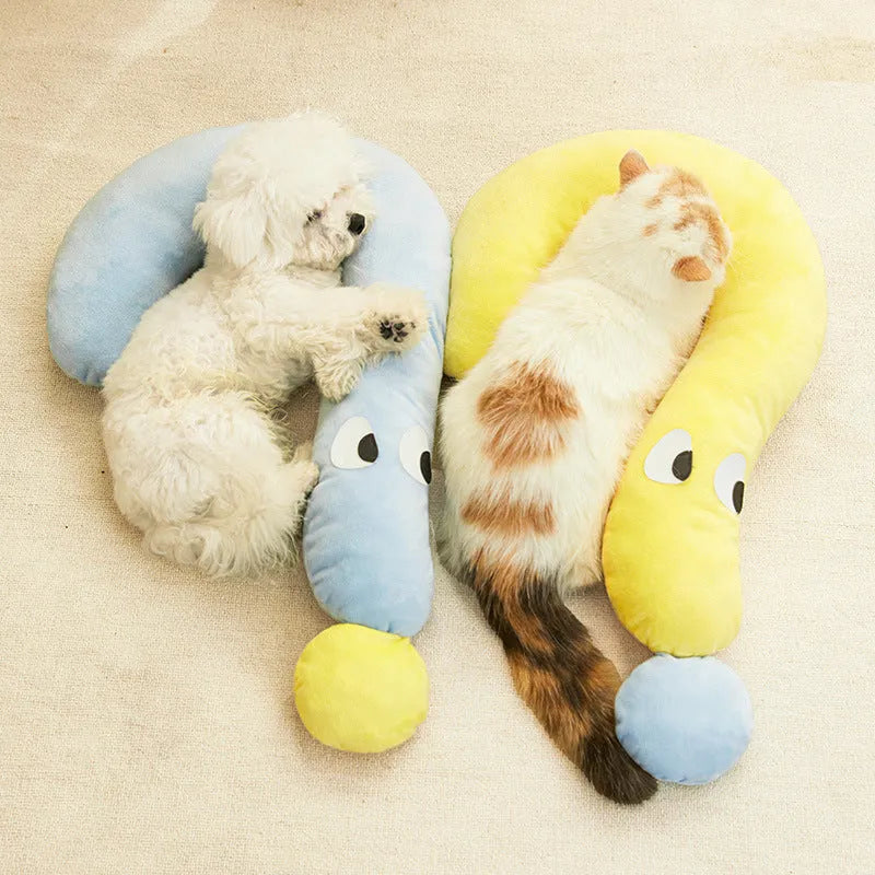 Blue and yellow rectangular pet sleeping pillow for cats and dogs, measuring 62 by 39 centimetres.