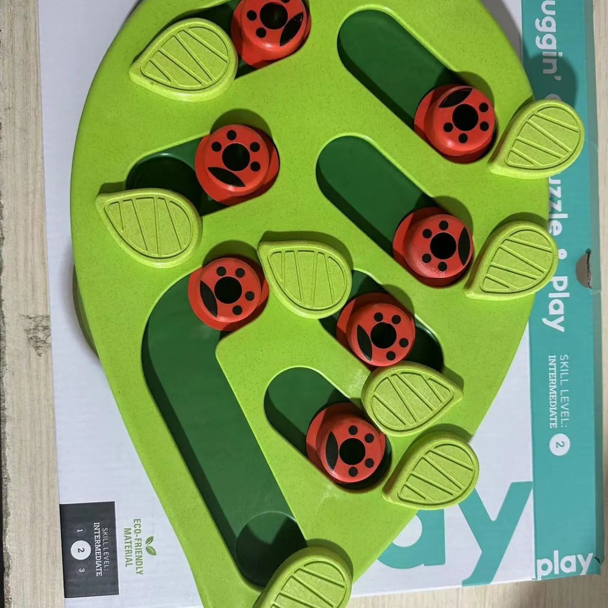 Green Christmas pet bowl with slow-feeding design, made of PP plastic, for cats and dogs