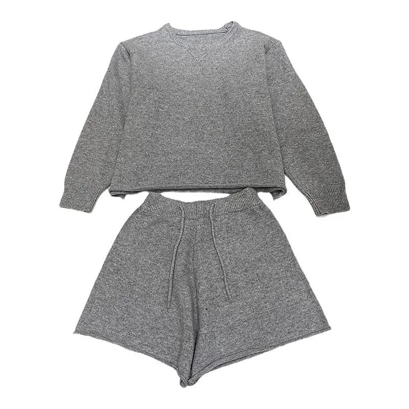 Women's loose-fitting knitted sweater and wide-leg shorts two-piece set in oatmeal colour