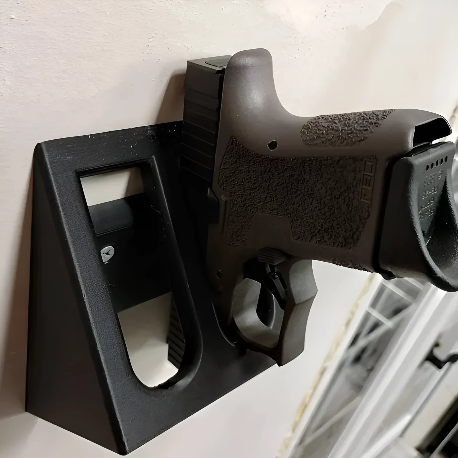 Black plastic pistol stand with punk-style detailing measuring 10.85 cm