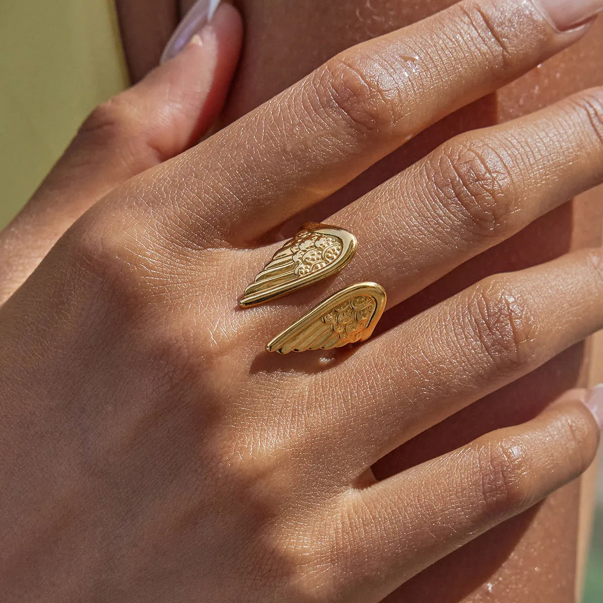 Wings brand stainless steel adjustable opening ring with electroplated colour finish.