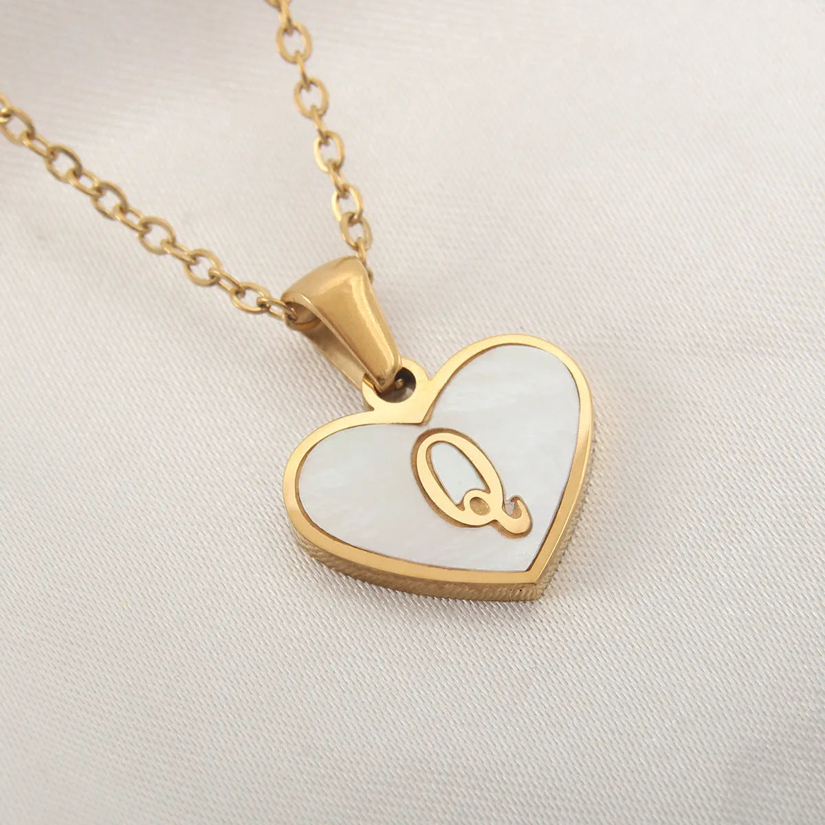 Gold-plated stainless steel necklace with a letter pendant and heart charm on a 45+5cm chain.