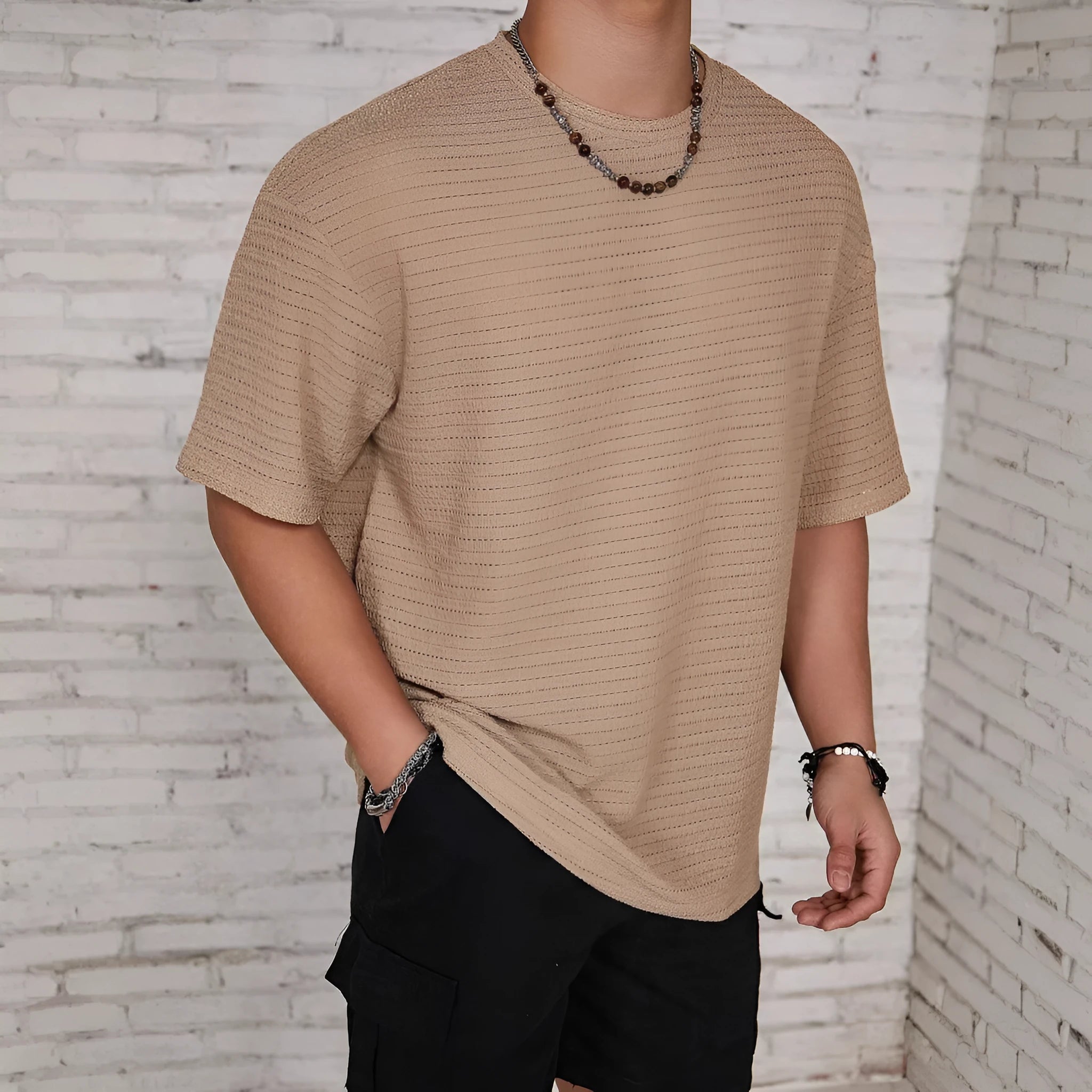 Men's loose round neck T-shirt in solid colour with slim fit and short sleeves
