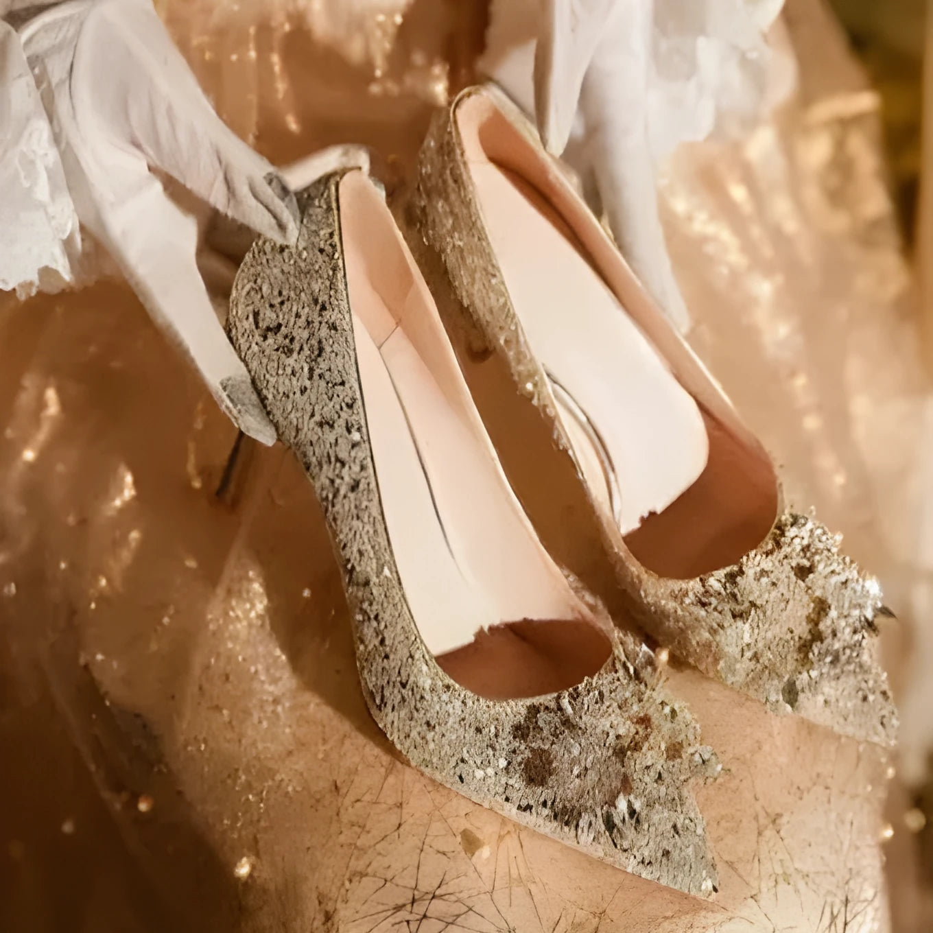 Xiuhe champagne bridal shoes with rhinestone flower pattern, pointed toe, and fine heel.