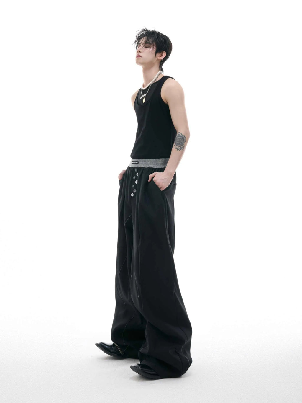 Drooping straight-leg trousers with button-open line design in black and grey colours
