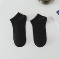Men's solid colour low-cut boat socks made from breathable polyester fabric.