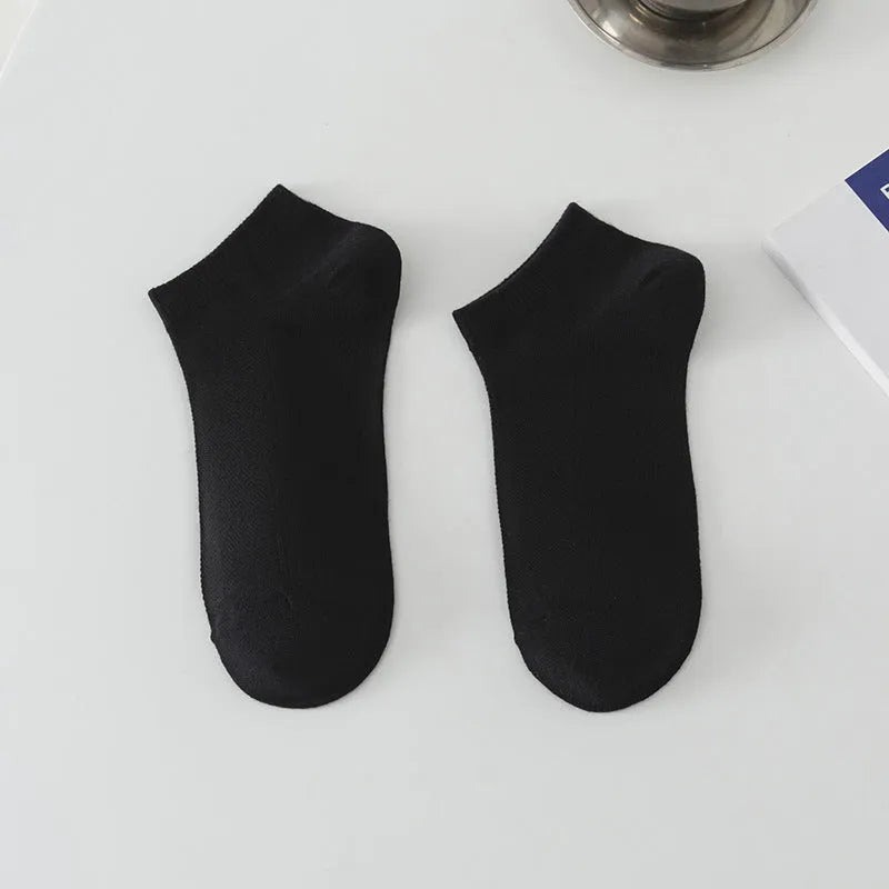 Men's solid colour low-cut boat socks made from breathable polyester fabric.