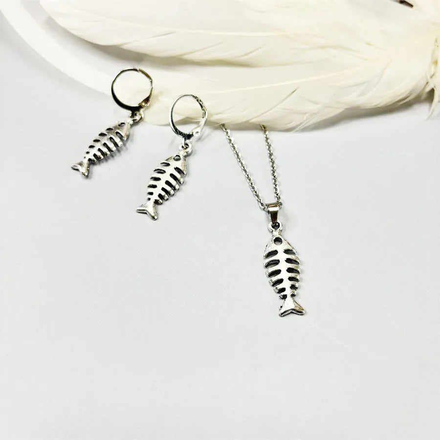 Women's retro-style fishbone pendant necklace and matching earrings set on an O-shaped chain.