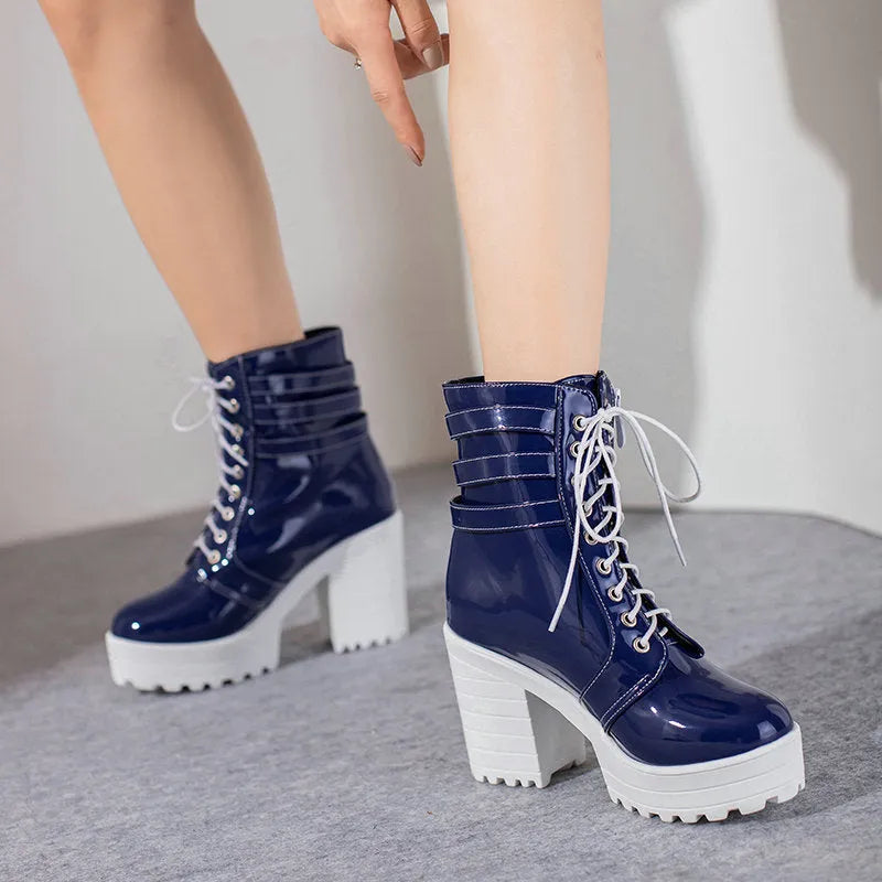 Women's black thick-heeled short boots with front lace-up and round toe.