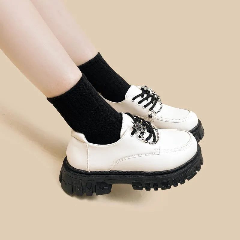 Women's solid colour preppy loafers with a round toe and a metal cross-strap in Duke asterism.