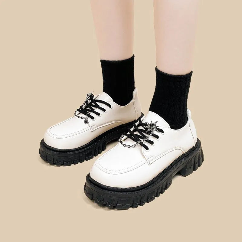 Women's solid colour preppy loafers with a round toe and a metal cross-strap in Duke asterism.