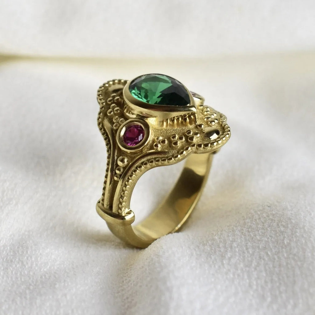 Women's geometric ring in electroplated golden lvzuan colour on alloy, ins style design