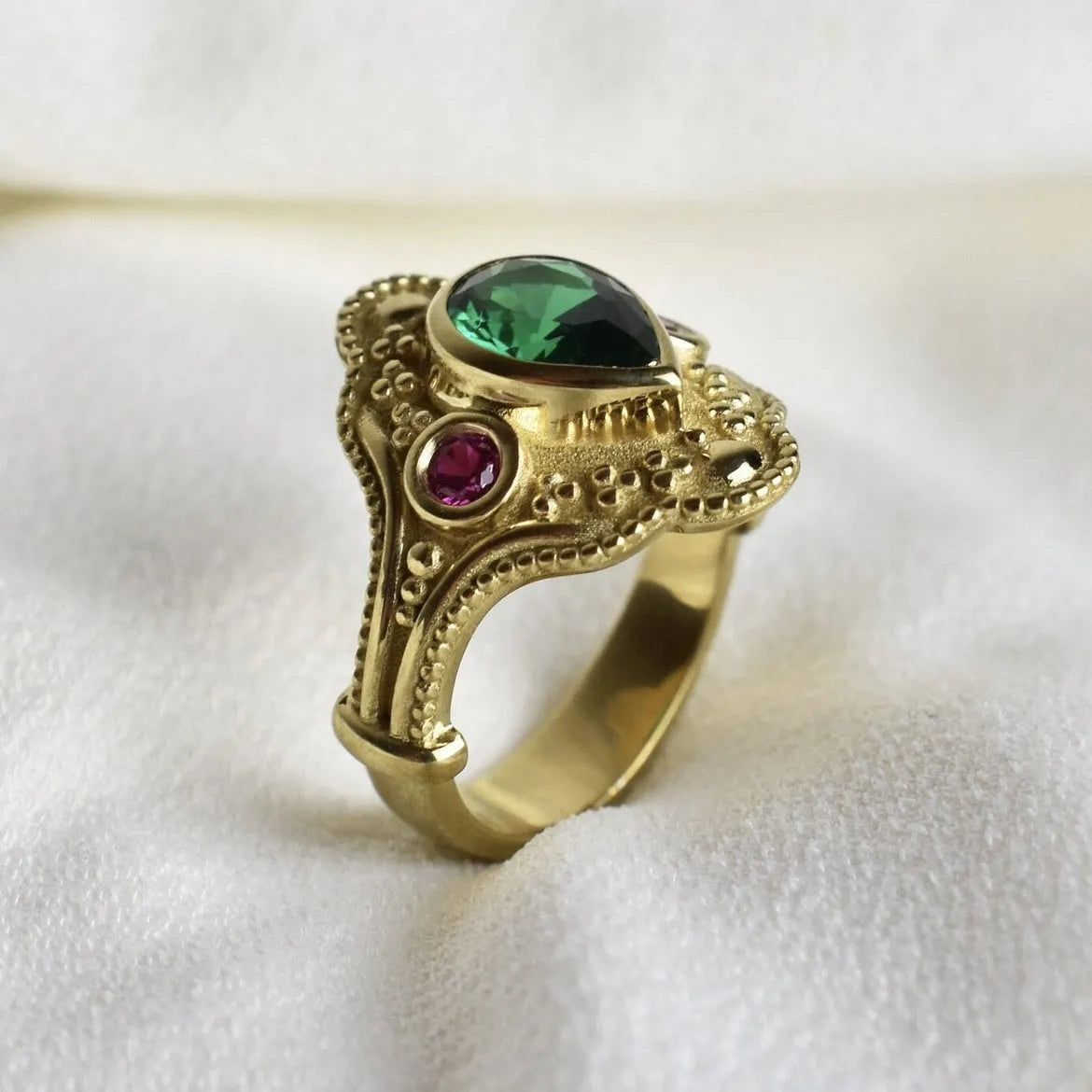 Women's geometric ring in electroplated golden lvzuan colour on alloy, ins style design