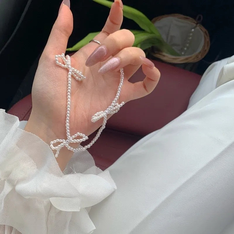 White sweet bow pearl necklace with geometric design on adjustable 31-40cm clavicle chain