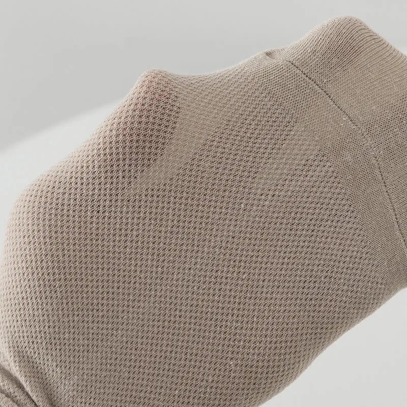 Men's solid colour low-cut boat socks made from breathable polyester fabric.