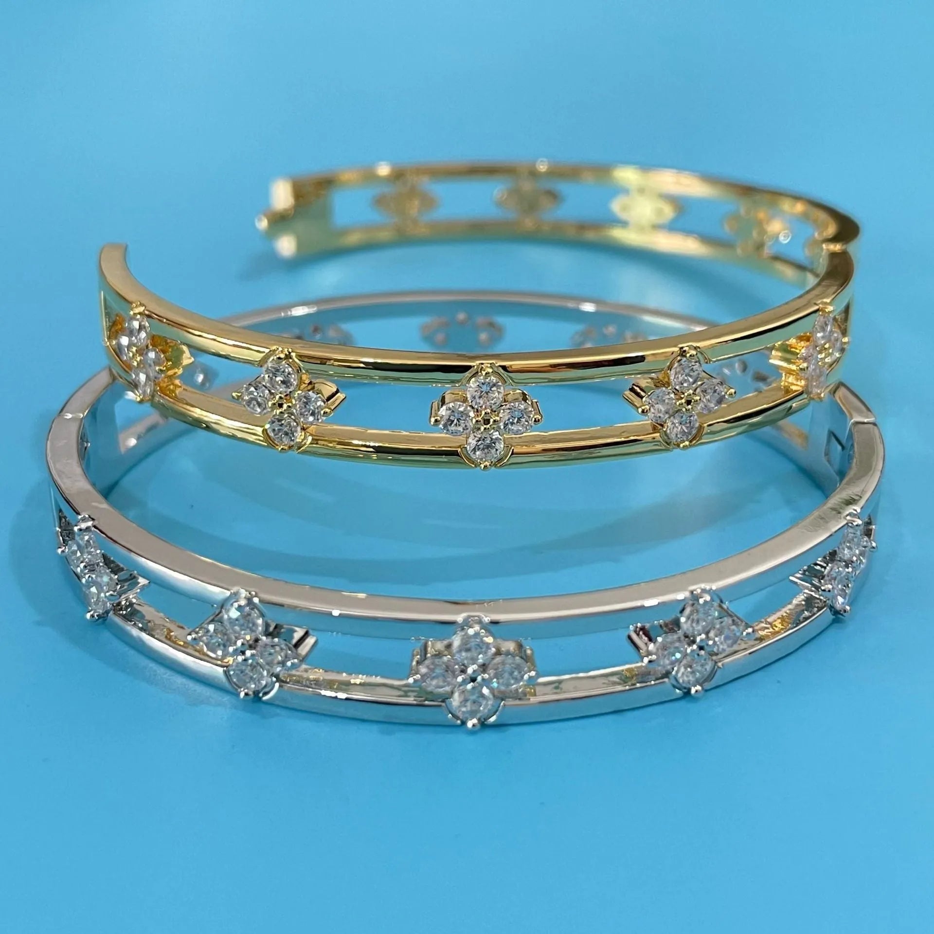 Women's hollow bracelet with four-leaf clover design and zircon stones in gold or silver