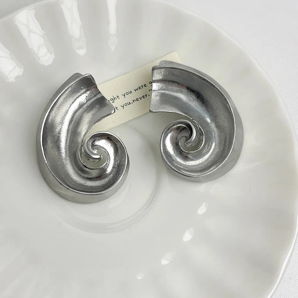 A pair of retro-style geometric alloy ear studs in a gold electroplated finish.
