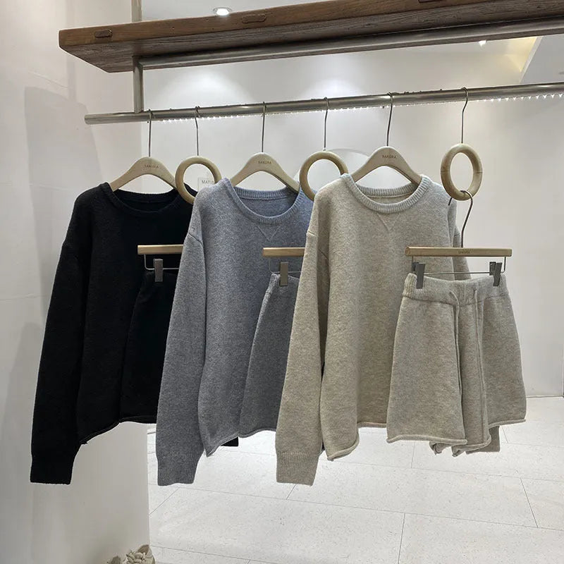 Women's loose-fitting knitted sweater and wide-leg shorts two-piece set in oatmeal colour
