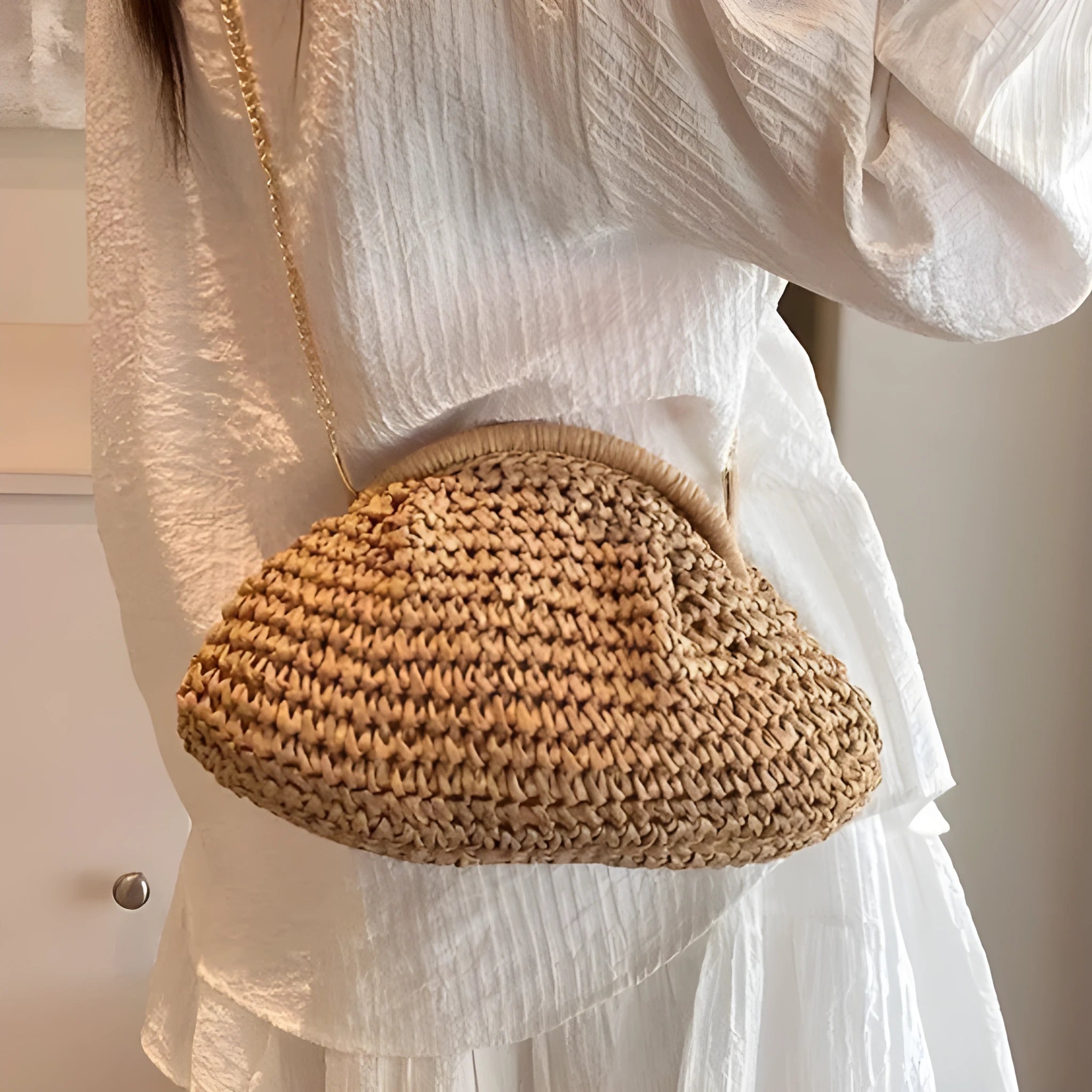 Women's straw beach shoulder bag with chain strap in shell shape