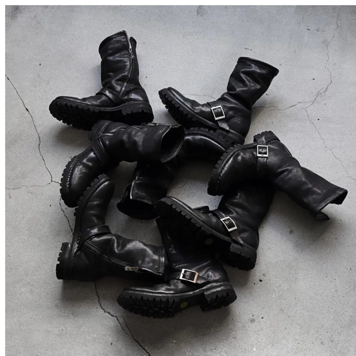 Men's dark retro Martin boots with zipper closure and round toe in black colours