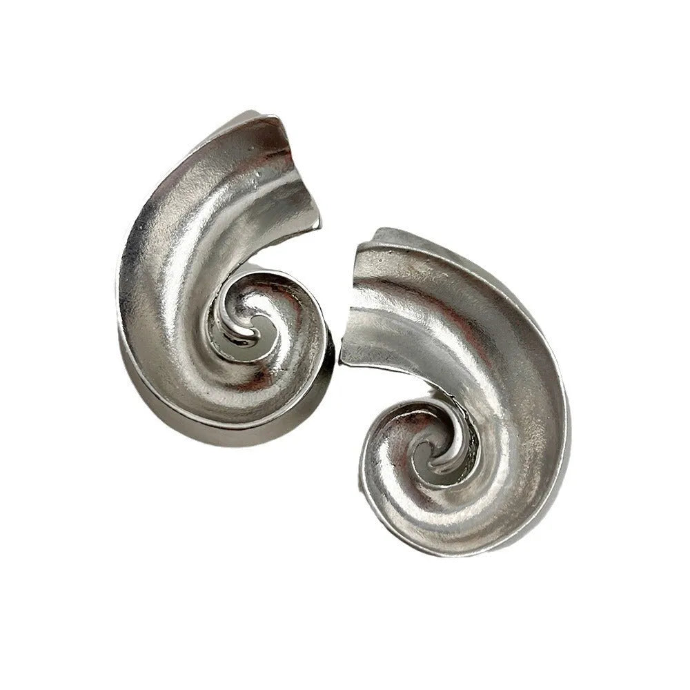 A pair of retro-style geometric alloy ear studs in a gold electroplated finish.