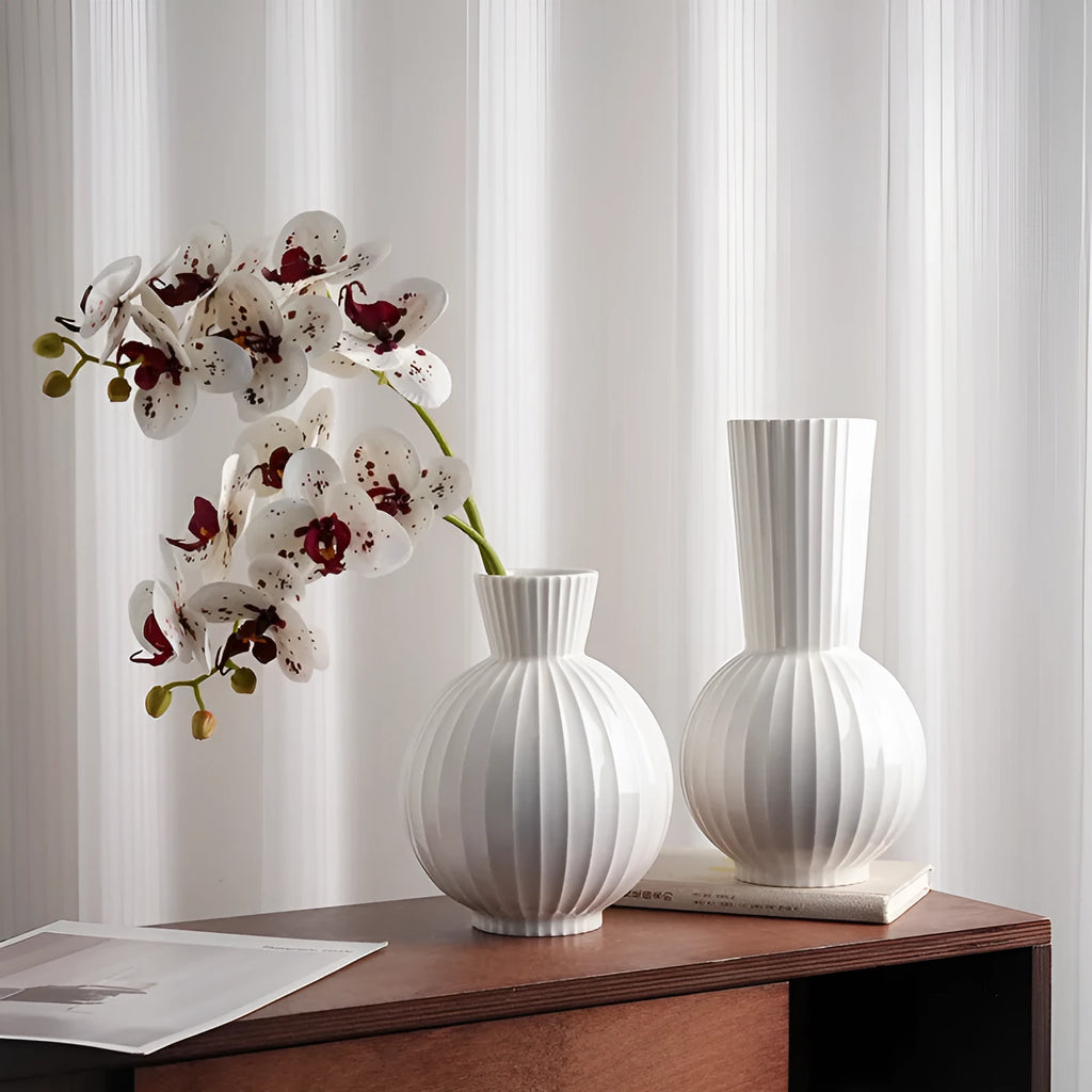 White striped ceramic ball vase with American country design for table decoration