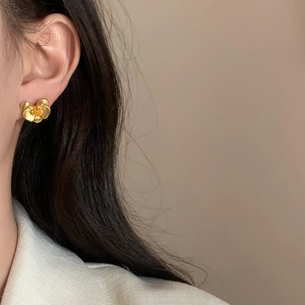 Retro-style flower earrings with petal details in gold or silver electroplated finish