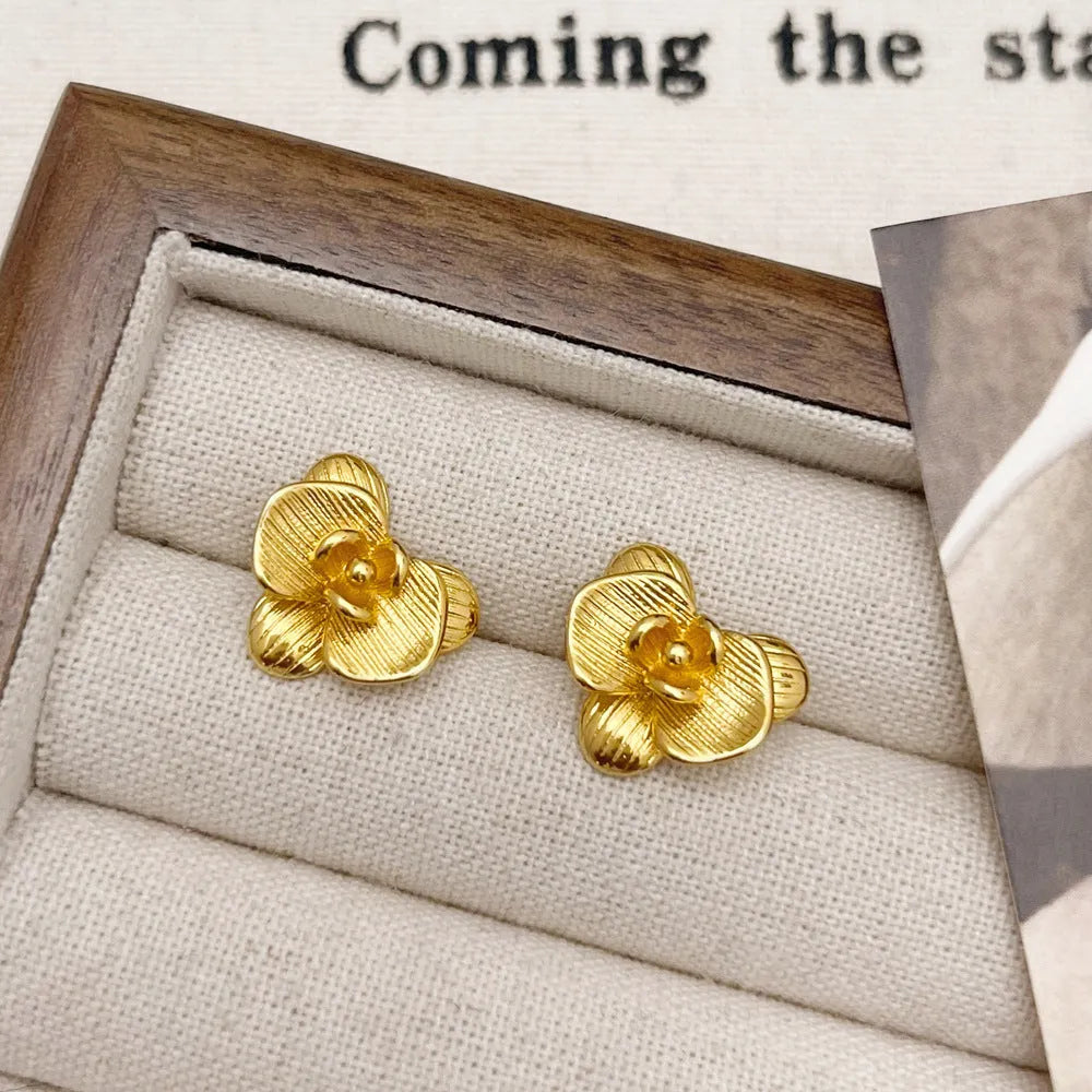Retro-style flower earrings with petal details in gold or silver electroplated finish