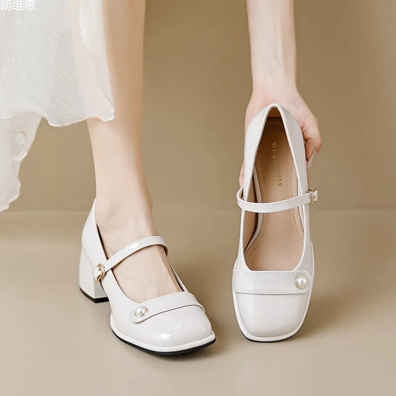 Women's plus size chunky heel hiking pumps with buckle fastening in patent leather