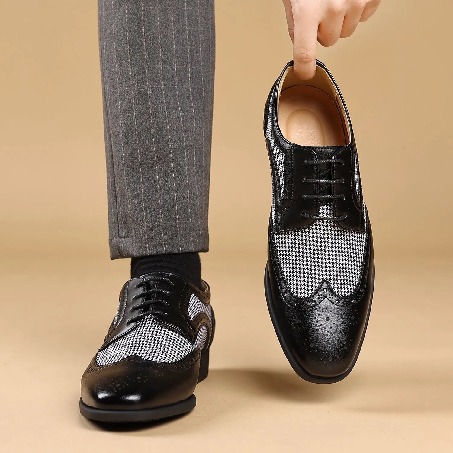 Men's imitation houndstooth plaid casual shoes with square toe and lace-up design.