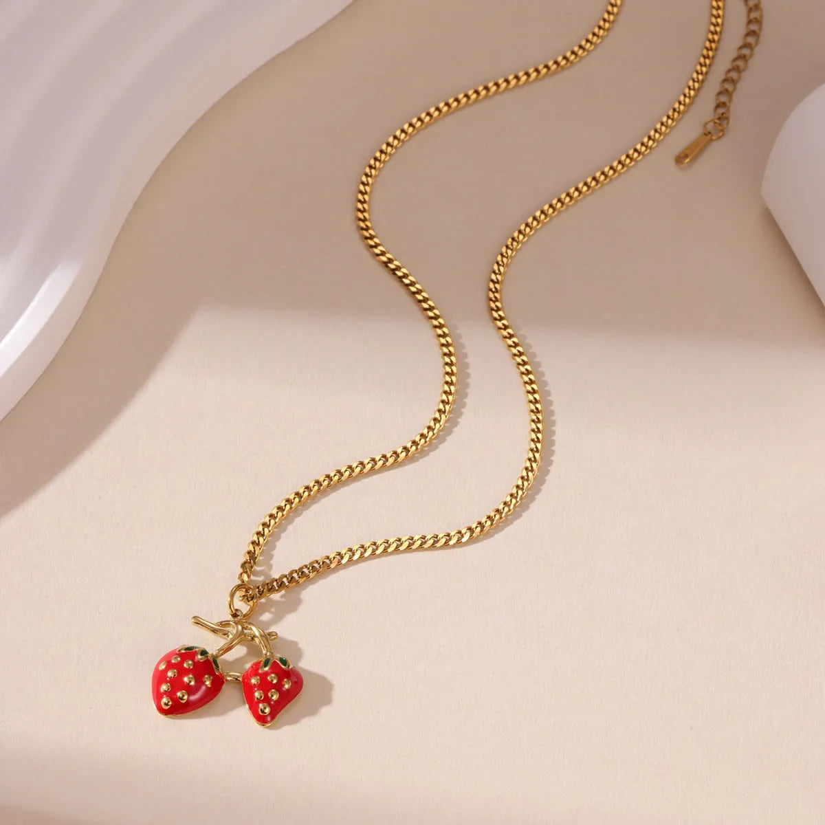 Stainless steel strawberry pendant necklace on alloy chain in red or white powder gradient colour