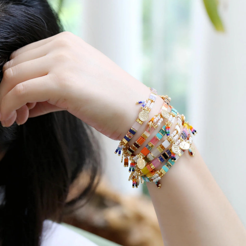 Handmade women's glass coloured beaded bracelet with imitation pearls in a European and American design style.