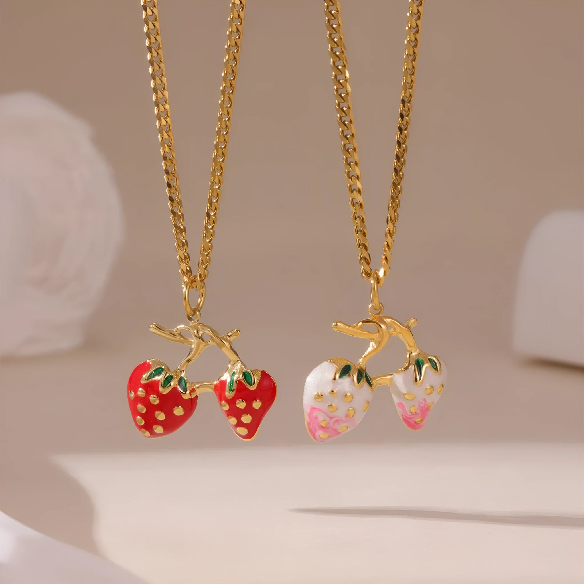 Stainless steel strawberry pendant necklace on alloy chain in red or white powder gradient colour