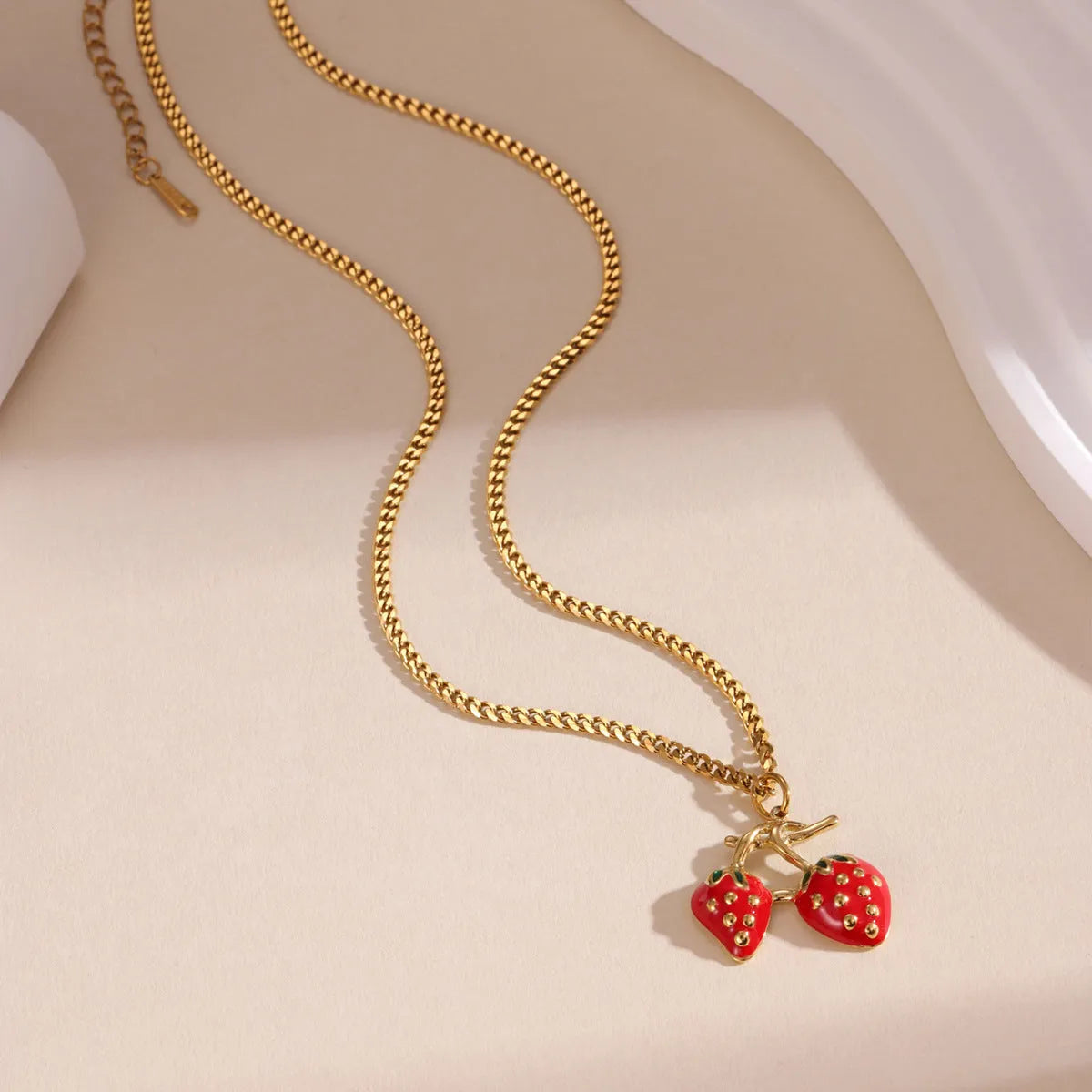 Stainless steel strawberry pendant necklace on alloy chain in red or white powder gradient colour