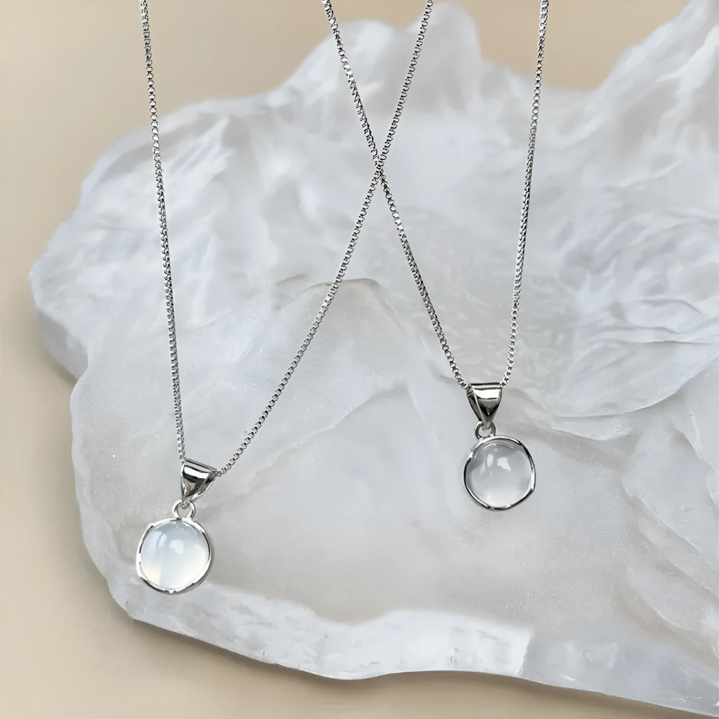 Women's Korean-style simple oval pendant necklace with artificial crystal and adjustable box chain in moon light colour